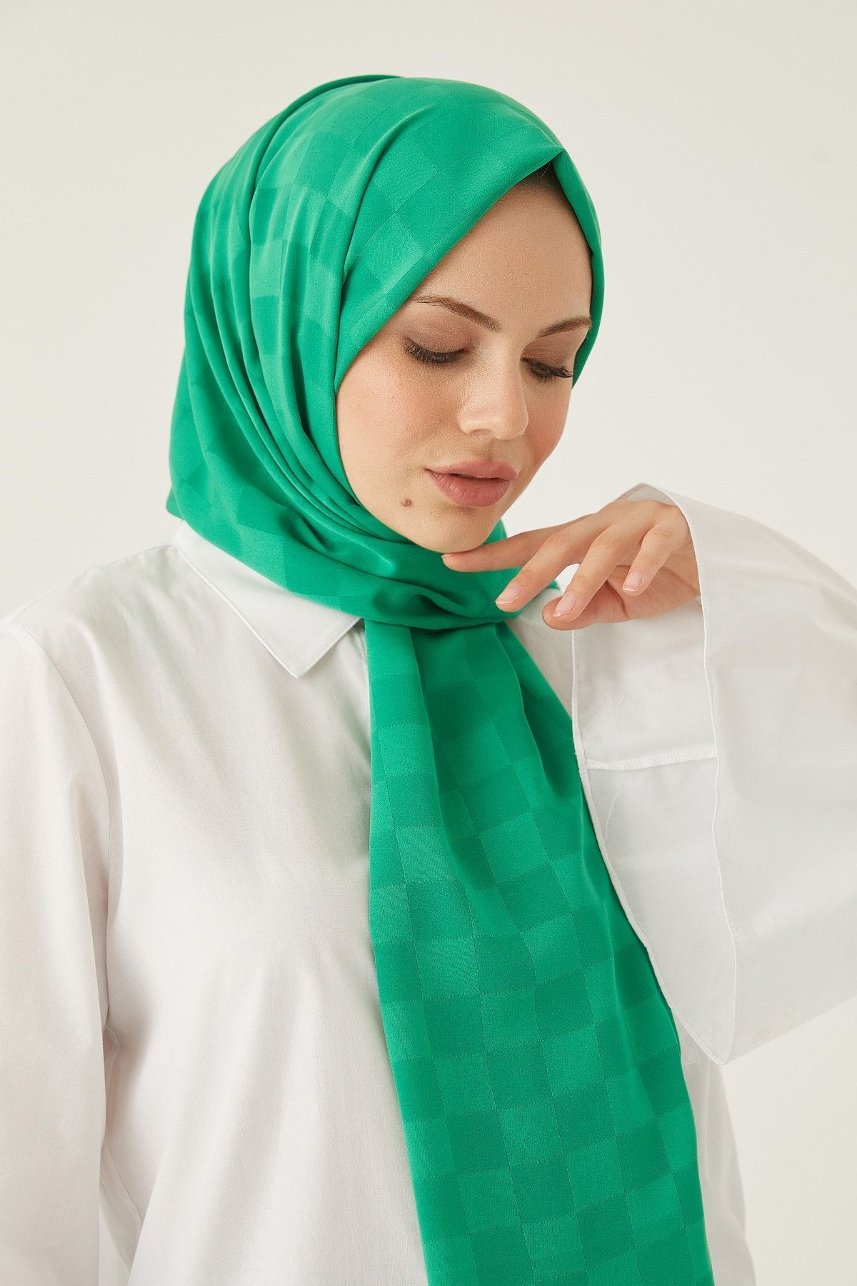 Kadın Tesettür Ipeksi Pamuk Jakar Dama Desen Şal*benetton Yeşili