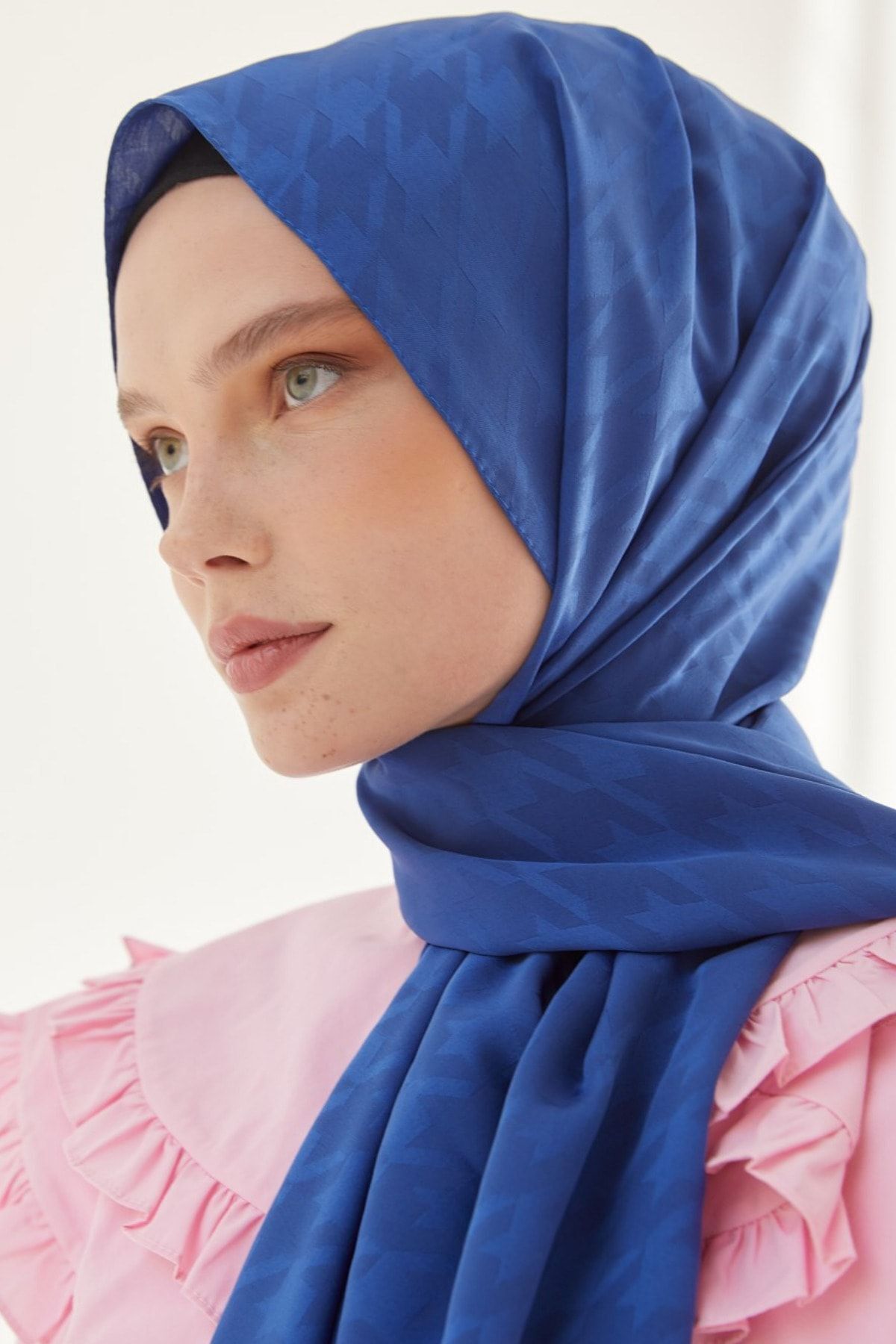 Kadın Tesettür Ipeksi Jakar Kazayağı Desen Şal*indigo